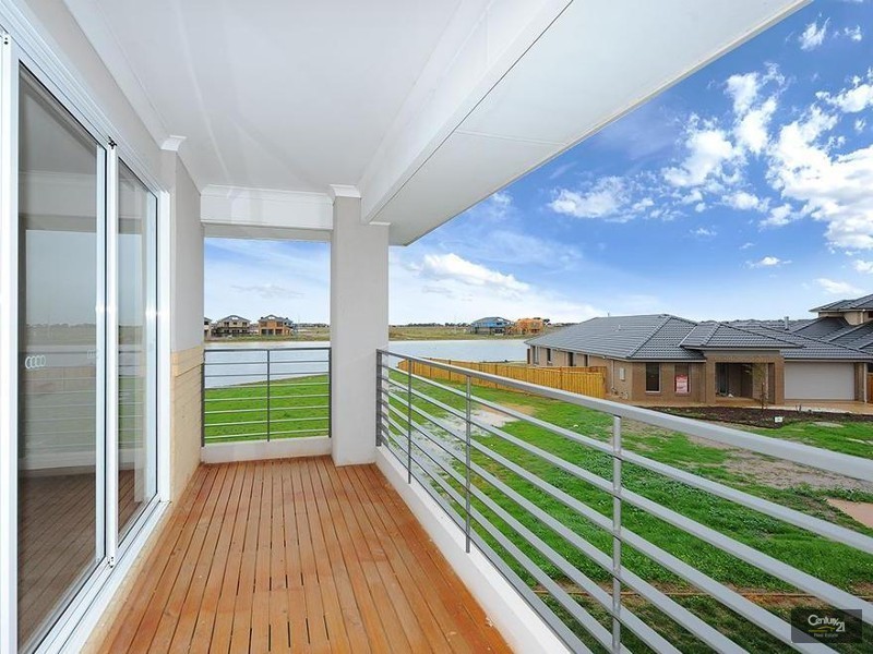 13 Seaview Point, Sanctuary Lakes VIC 3030