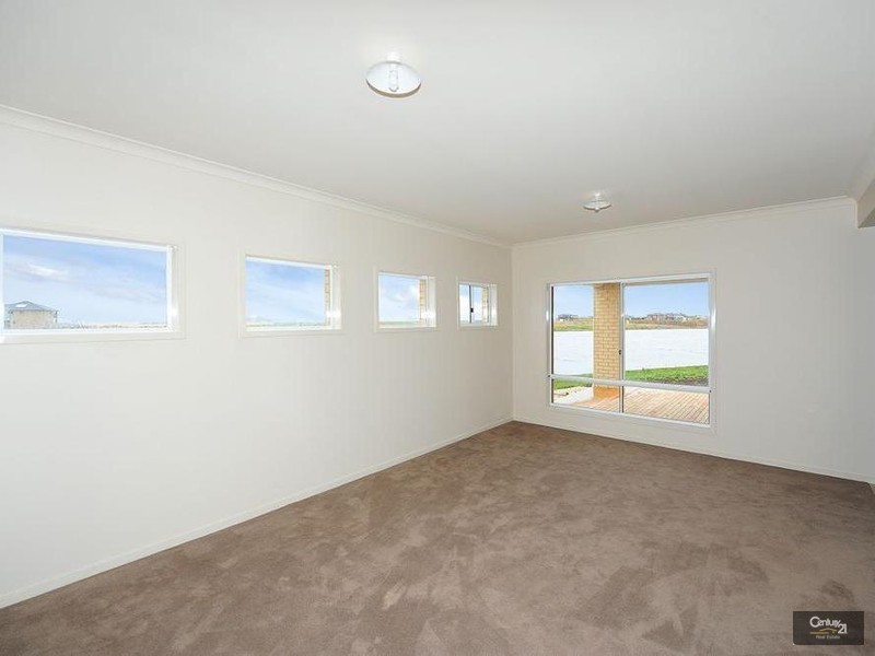 13 Seaview Point, Sanctuary Lakes VIC 3030