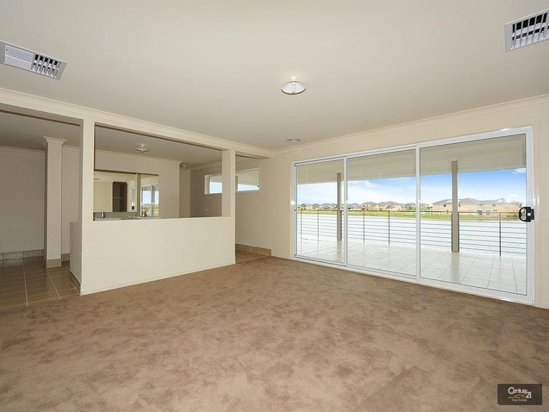 13 Seaview Point, Sanctuary Lakes VIC 3030