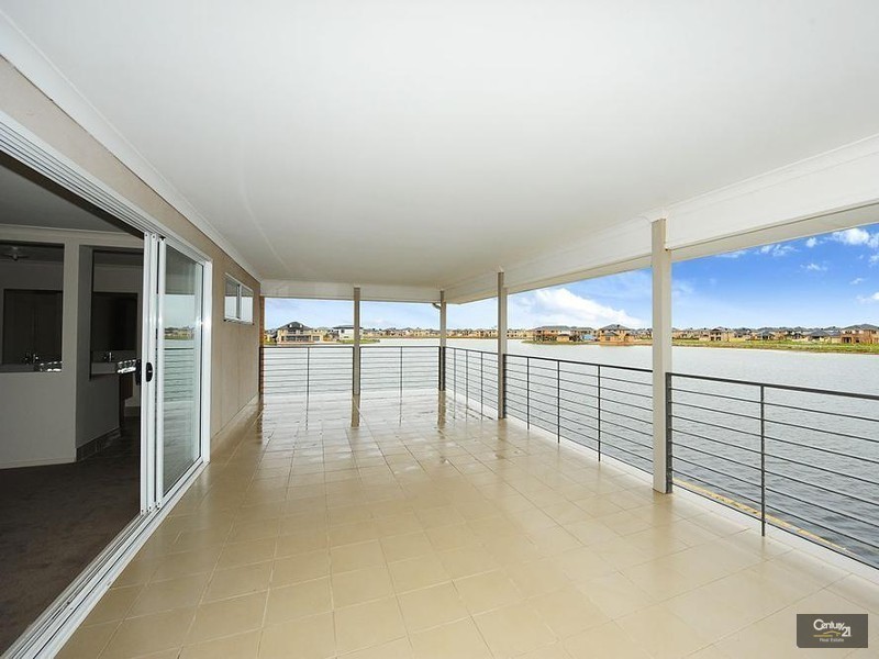 13 Seaview Point, Sanctuary Lakes VIC 3030