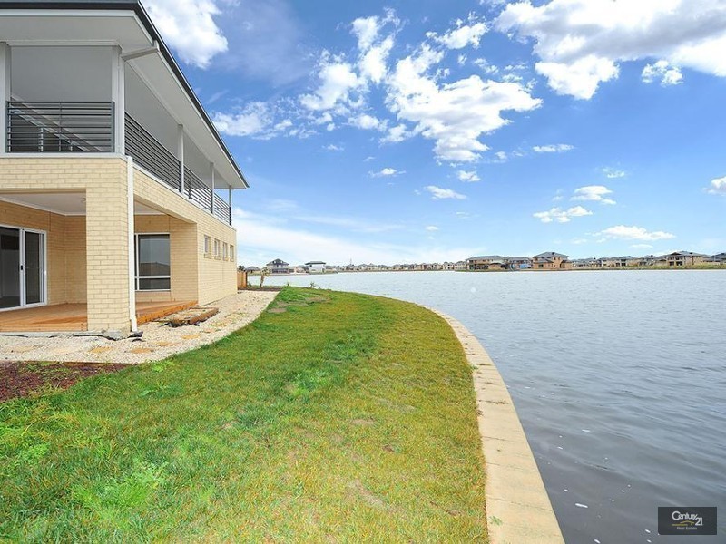 13 Seaview Point, Sanctuary Lakes VIC 3030