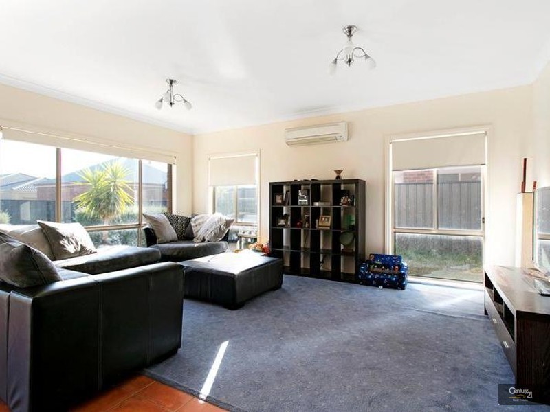 10 Henry Lawson Walk, Point Cook VIC 3030