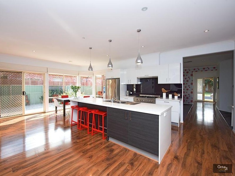 2 Brentley Close, Point Cook VIC 3030