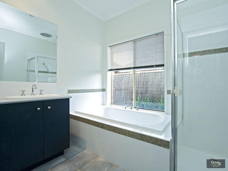 2 Brentley Close, Point Cook VIC 3030