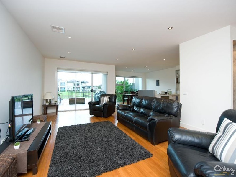 82 Middle Park Drive, Sanctuary Lakes VIC 3030