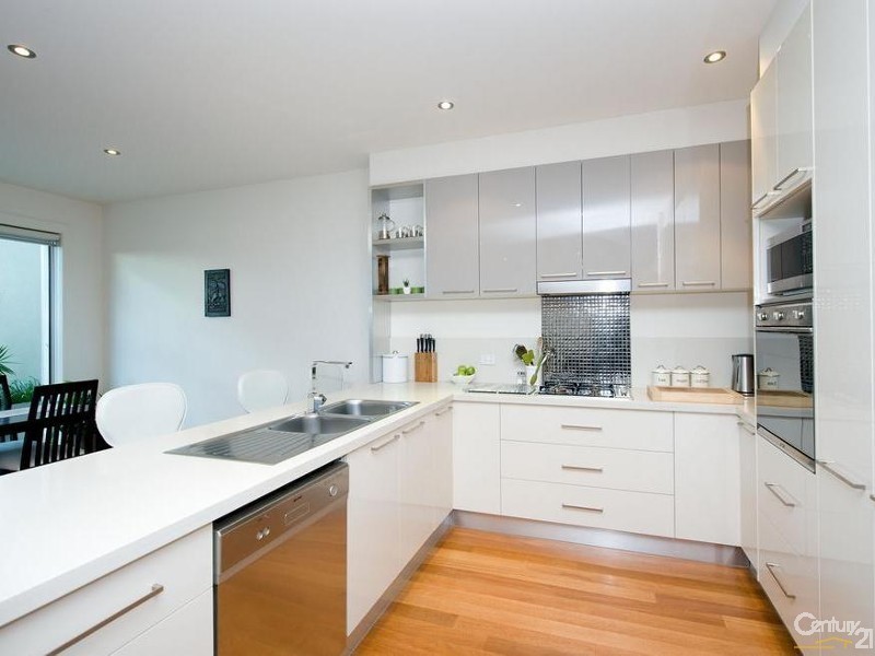 82 Middle Park Drive, Sanctuary Lakes VIC 3030