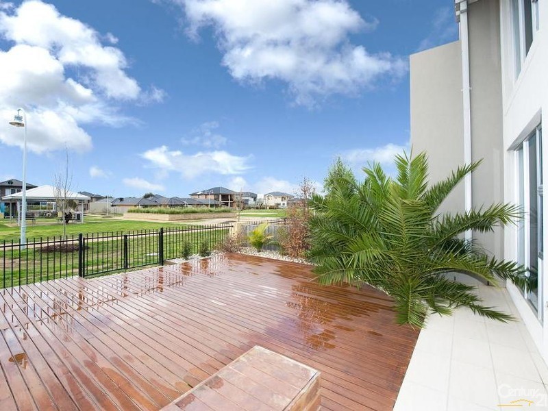 82 Middle Park Drive, Sanctuary Lakes VIC 3030