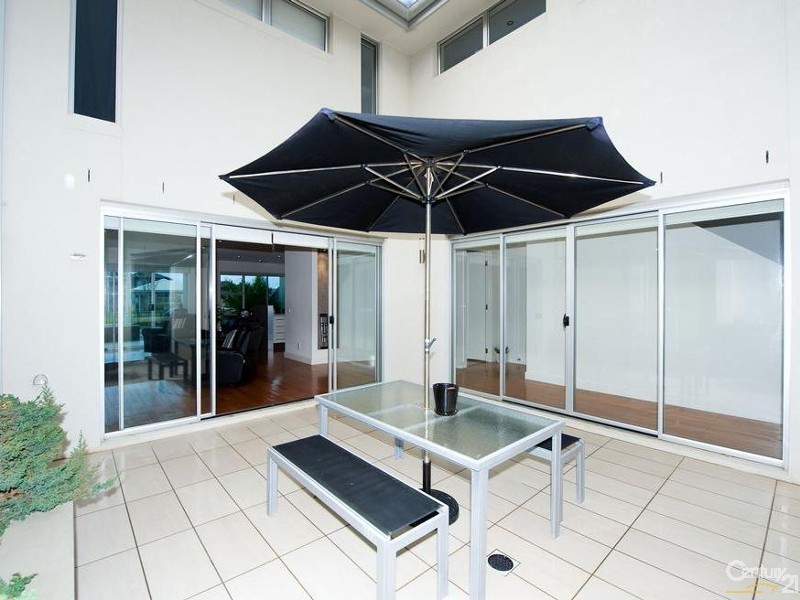 82 Middle Park Drive, Sanctuary Lakes VIC 3030