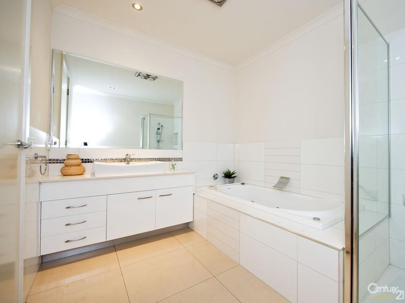 82 Middle Park Drive, Sanctuary Lakes VIC 3030