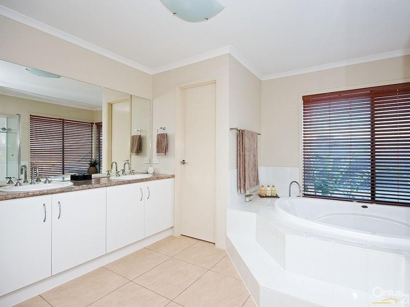 4 Violet Way, Point Cook VIC 3030