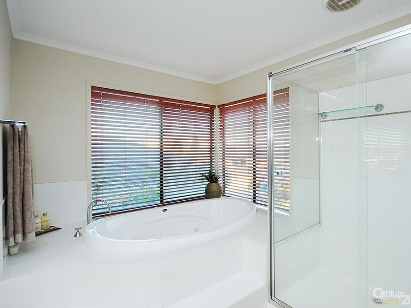 4 Violet Way, Point Cook VIC 3030