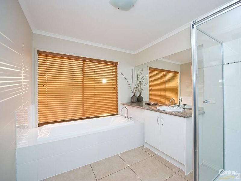 4 Violet Way, Point Cook VIC 3030