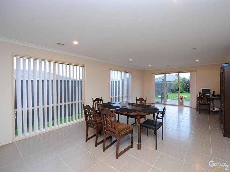 17 Coombes Court, Point Cook VIC 3030
