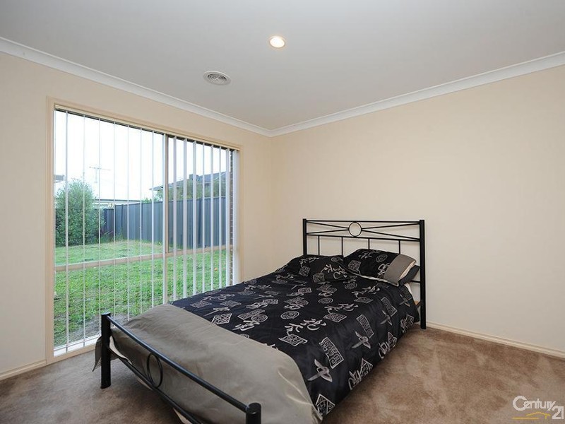 17 Coombes Court, Point Cook VIC 3030