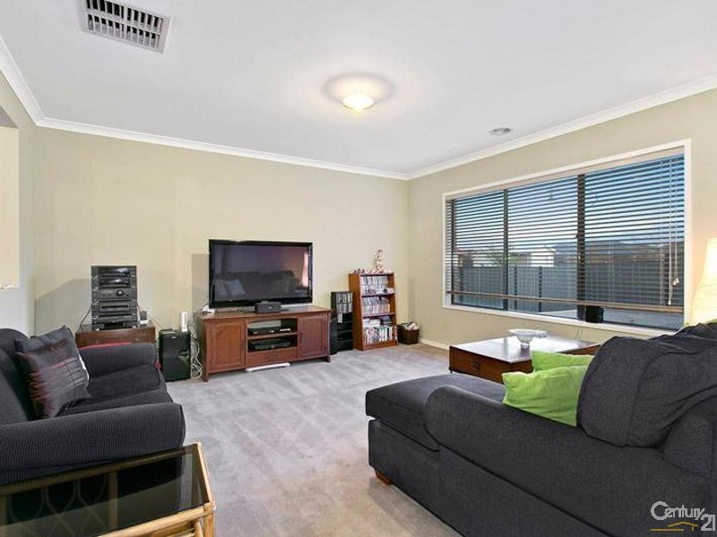 34 Niland Crescent, Point Cook VIC 3030