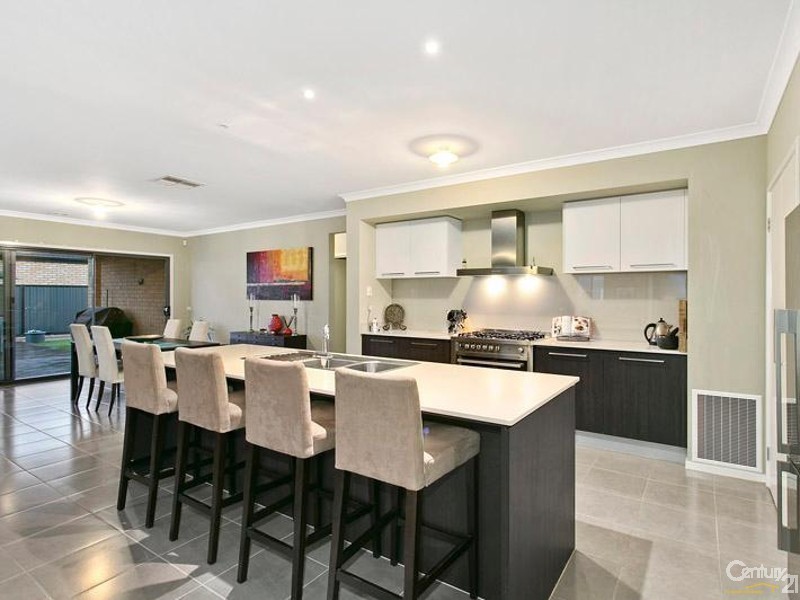 34 Niland Crescent, Point Cook VIC 3030