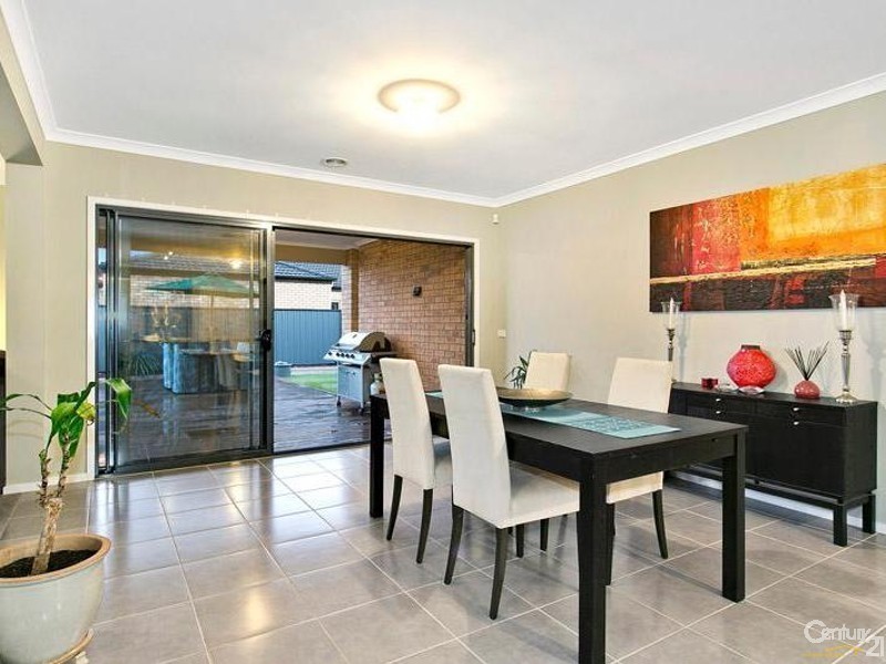 34 Niland Crescent, Point Cook VIC 3030