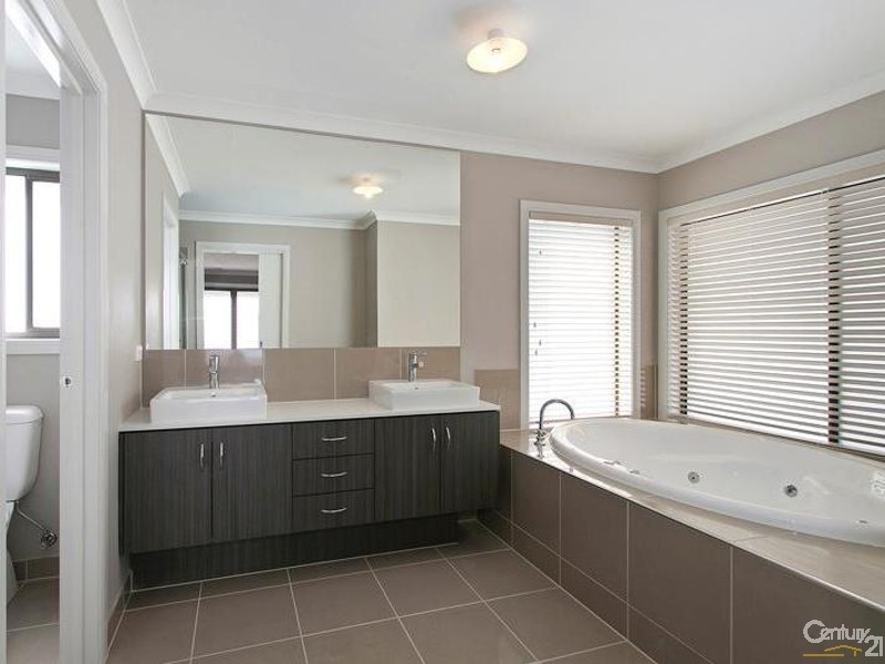 16 Tamborine Avenue, Point Cook VIC 3030