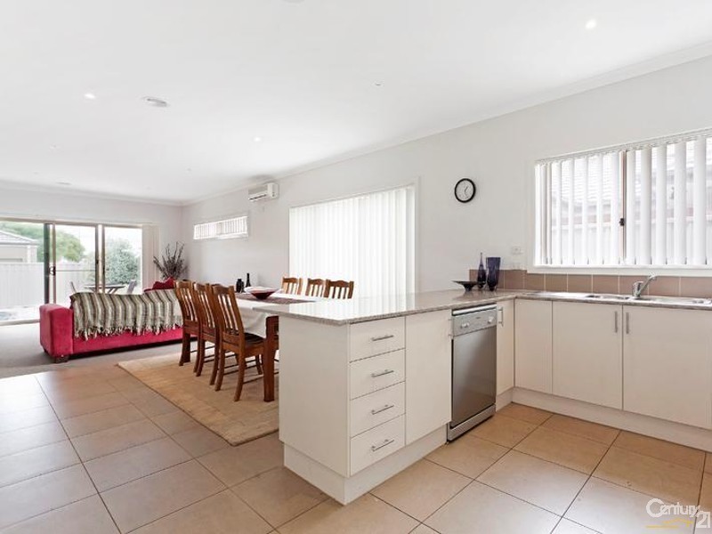 2/20 San Sebastion Way, Point Cook VIC 3030