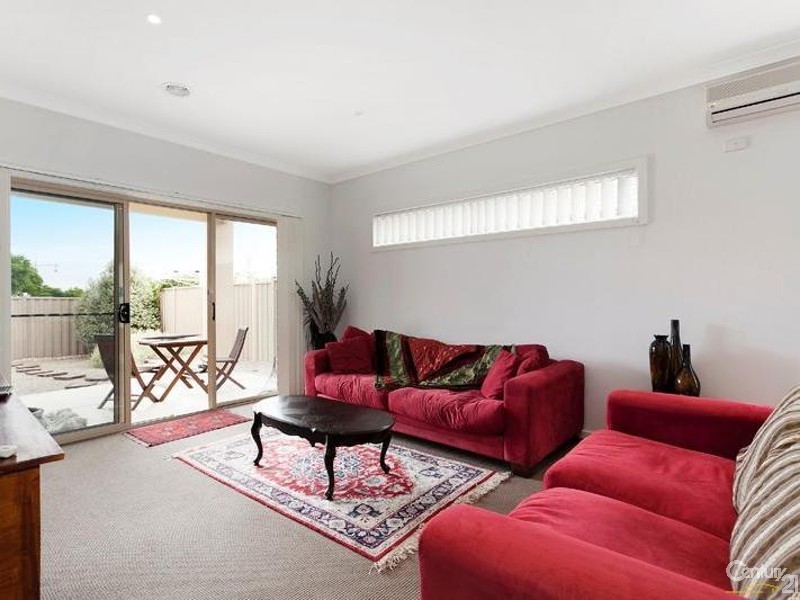 2/20 San Sebastion Way, Point Cook VIC 3030