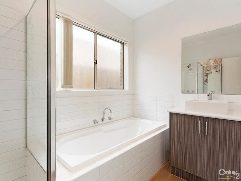 2/20 San Sebastion Way, Point Cook VIC 3030