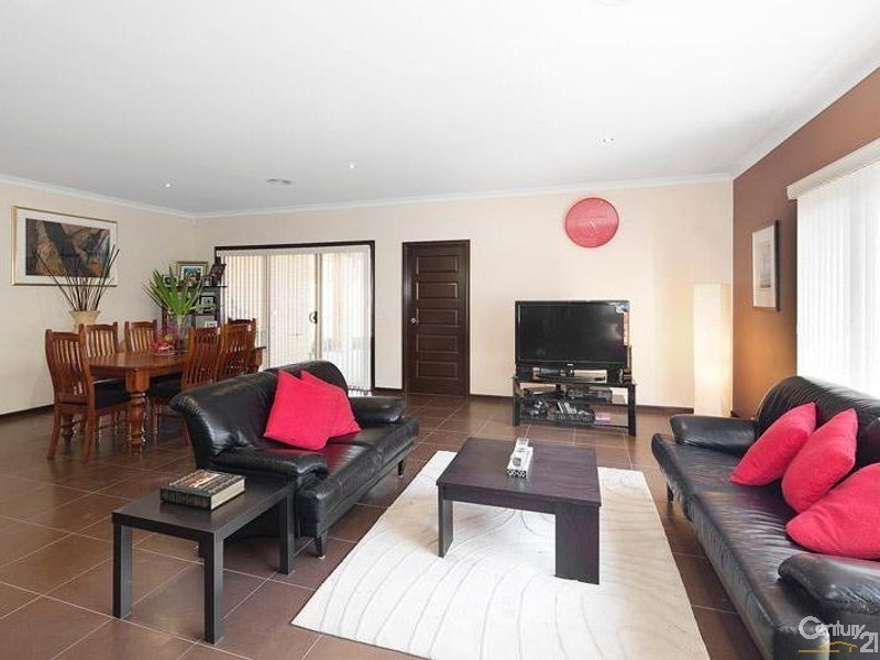 10 Sand Drift Walk, Sanctuary Lakes VIC 3030