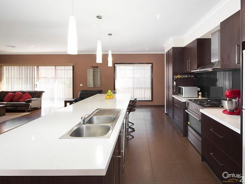 10 Sand Drift Walk, Sanctuary Lakes VIC 3030