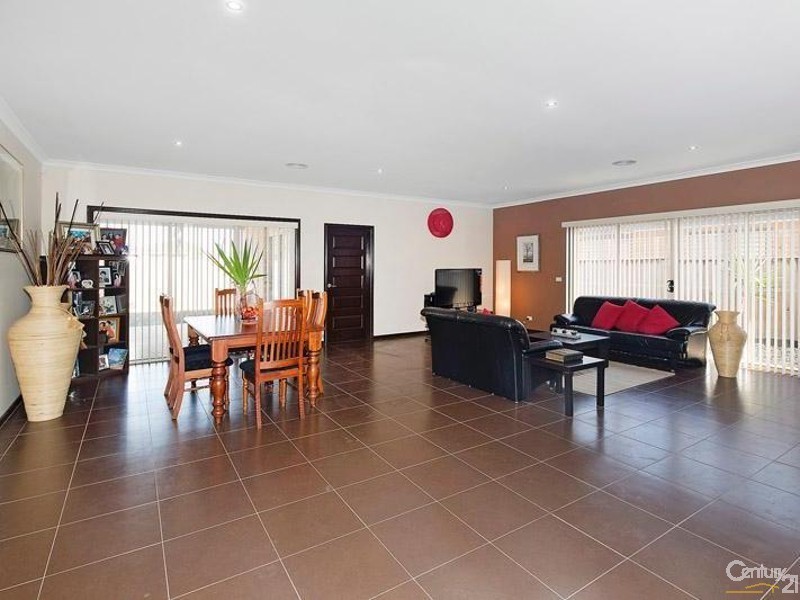 10 Sand Drift Walk, Sanctuary Lakes VIC 3030