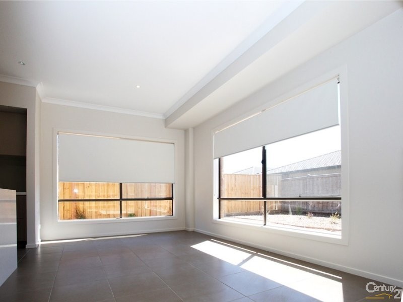 16 Coolum Street, Point Cook VIC 3030