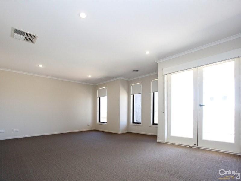 16 Coolum Street, Point Cook VIC 3030