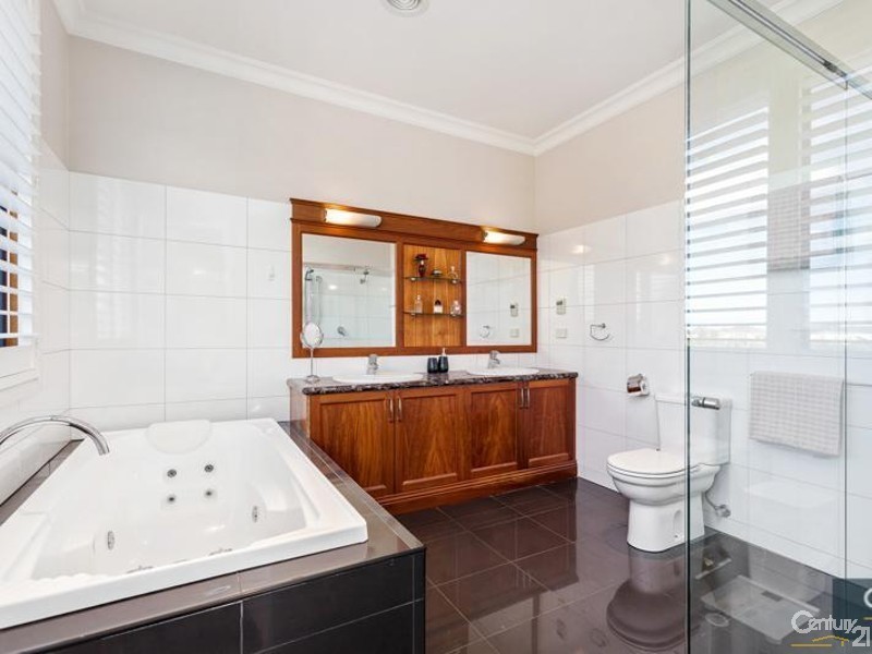 67 Tournament Dive, Sanctuary Lakes VIC 3030