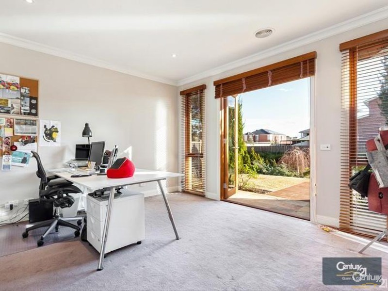 67 Tournament Dive, Sanctuary Lakes VIC 3030