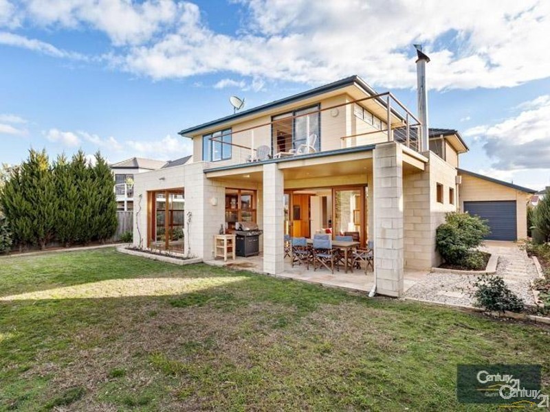 67 Tournament Dive, Sanctuary Lakes VIC 3030