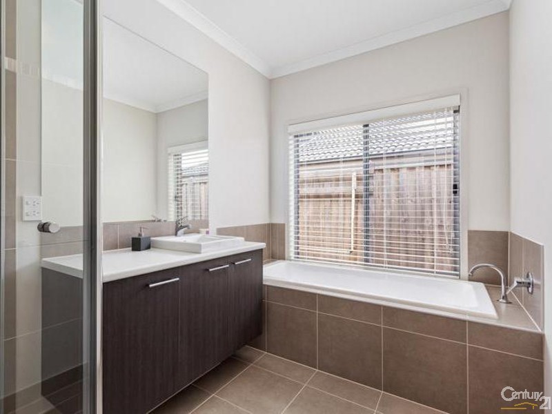 17 Malibu Boulevard, Point Cook VIC 3030