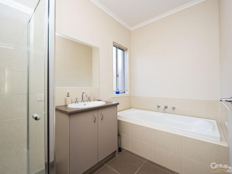 102 Yuruga Boulevard, Point Cook VIC 3030