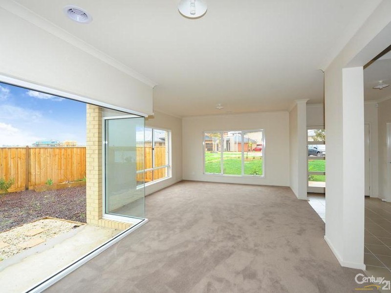 13 Seaview Point, Sanctuary Lakes VIC 3030