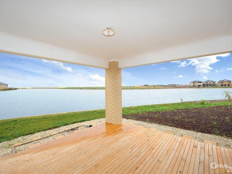 13 Seaview Point, Sanctuary Lakes VIC 3030