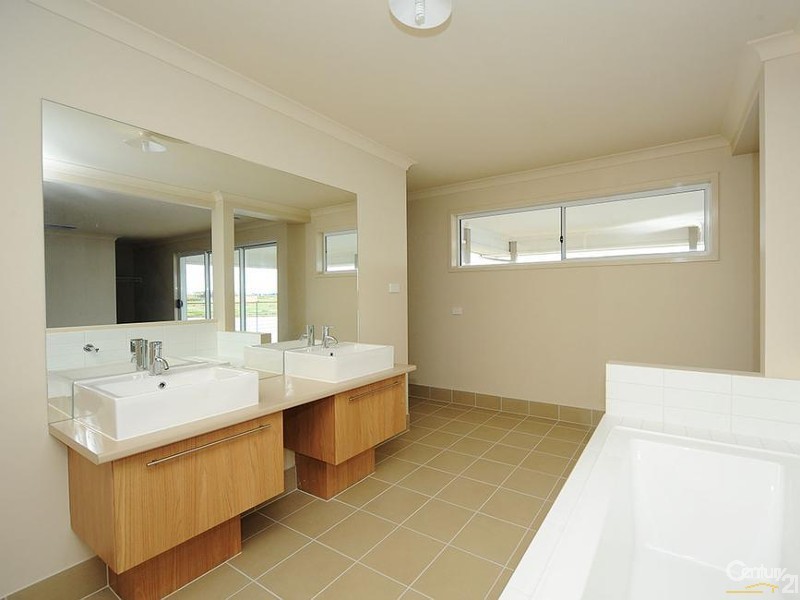 13 Seaview Point, Sanctuary Lakes VIC 3030