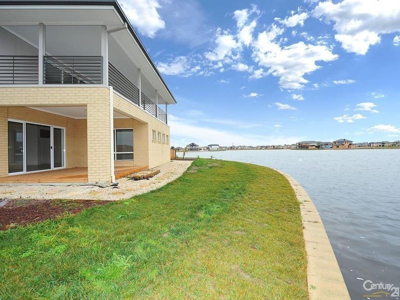13 Seaview Point, Sanctuary Lakes VIC 3030