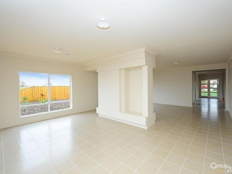 13 Seaview Point, Sanctuary Lakes VIC 3030