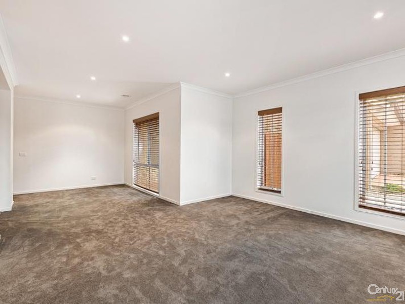25 Seaview Point, Sanctuary Lakes VIC 3030