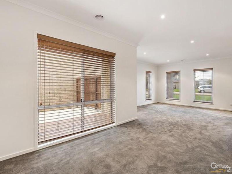 25 Seaview Point, Sanctuary Lakes VIC 3030
