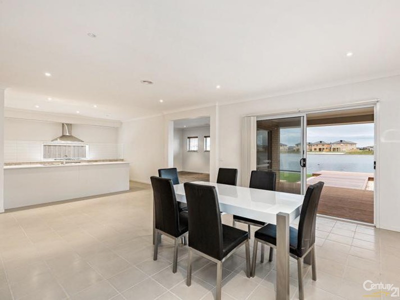 25 Seaview Point, Sanctuary Lakes VIC 3030