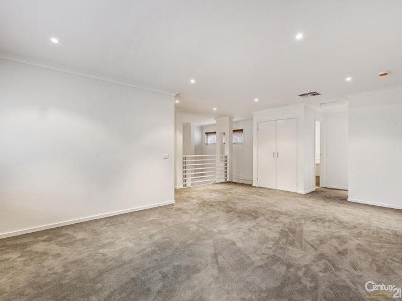 25 Seaview Point, Sanctuary Lakes VIC 3030