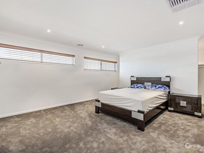 25 Seaview Point, Sanctuary Lakes VIC 3030