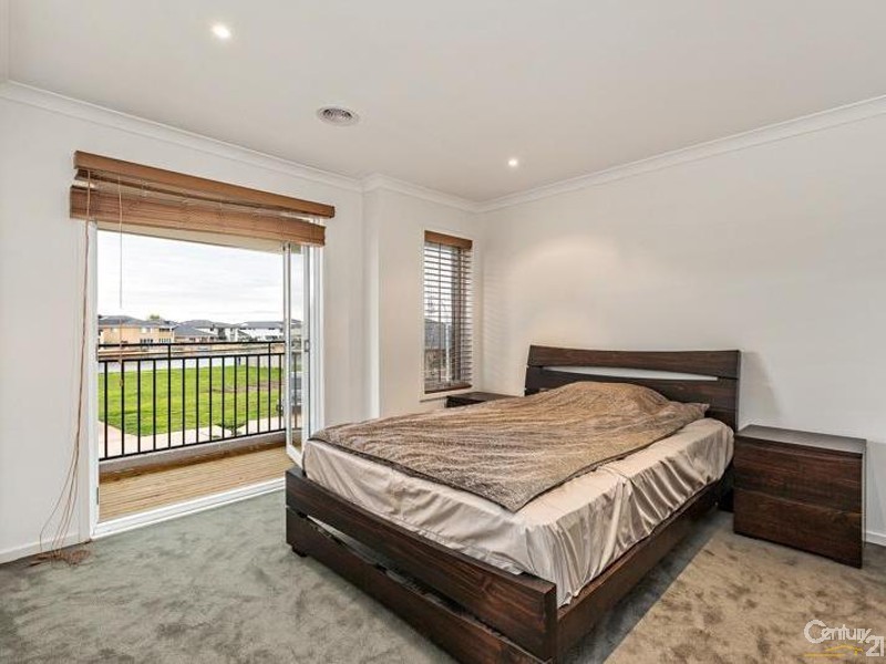 25 Seaview Point, Sanctuary Lakes VIC 3030
