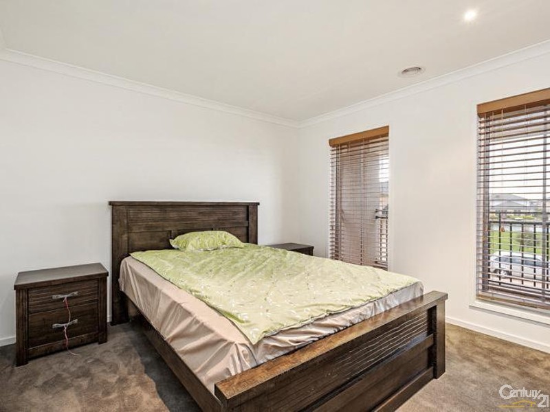 25 Seaview Point, Sanctuary Lakes VIC 3030