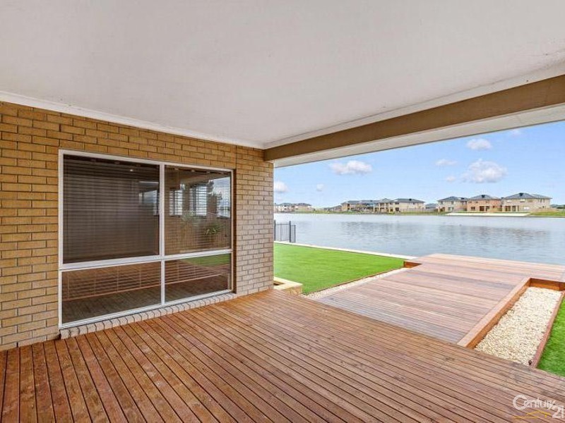 25 Seaview Point, Sanctuary Lakes VIC 3030