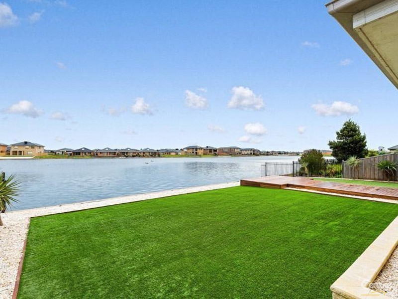 25 Seaview Point, Sanctuary Lakes VIC 3030