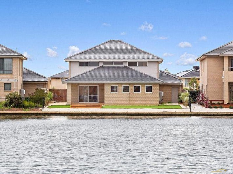 25 Seaview Point, Sanctuary Lakes VIC 3030